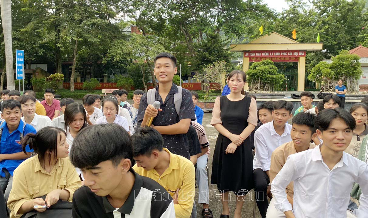 Các em học sinh Trường THPT Phong Thổ tham gia tìm hiểu những kiến thức về bạo lực học đường và giải pháp phòng chống. 